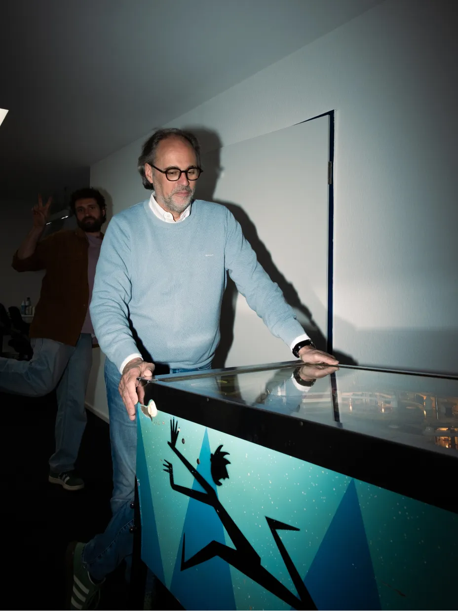 Chef am historischen Flipper. Pure Elektromechanik für High Scores.