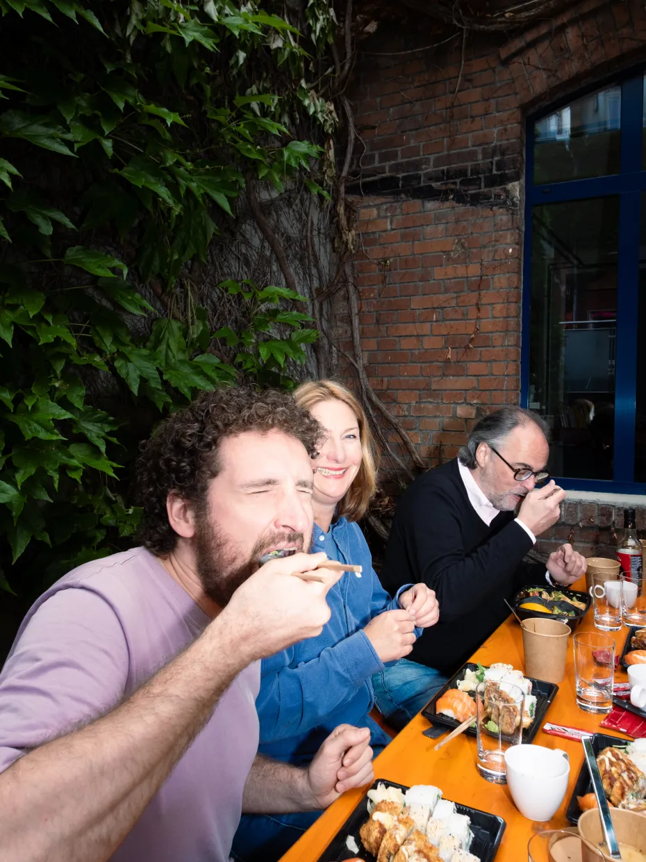 Sushi for Sushi-Lovers: Team bei Mittagessen