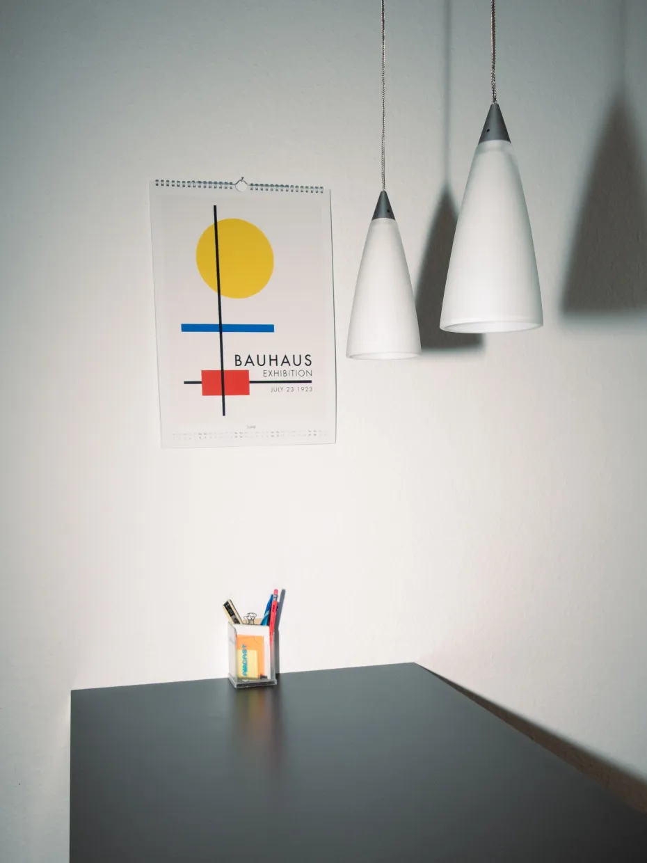 Aufnahme aus der Küche der Agentur Schlösser & Co.: Der stylische Bauhaus-Kalender.