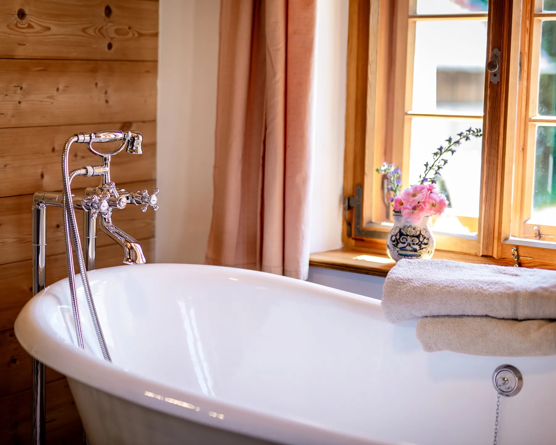 Professionelles Interior- und Ambiente-Foto von einem der Badezimmer des Baderhauses Regenpeilstein.