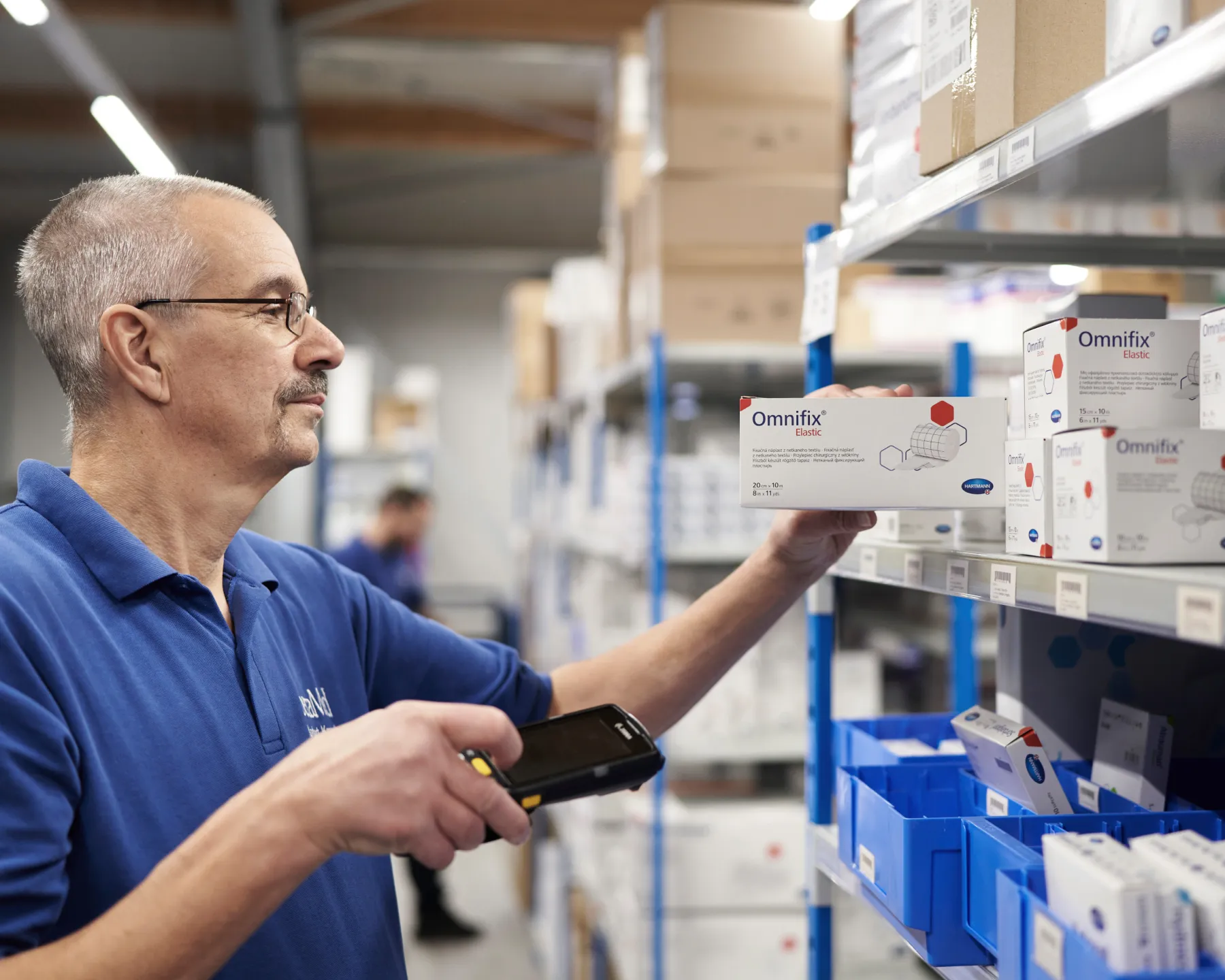 Mitarbeiter scannt medizinische Produkte für die automatisierte und digitale Lagerverwaltung von Arztpraxen.