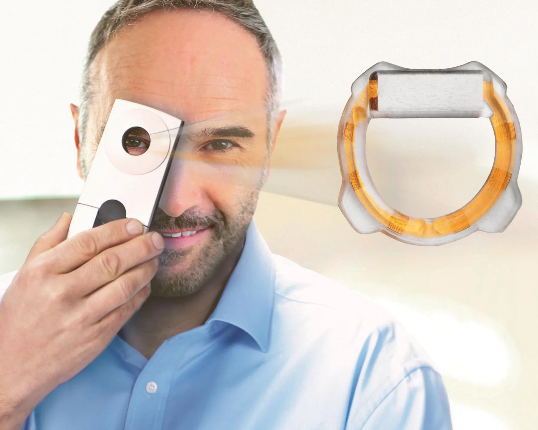 Mann hält das eyemate-Handlesegerät an sein Auge zur Messung des Augeninnendrucks, daneben eine Nahaufnahme des implantierten eyemate Mikrosensors.