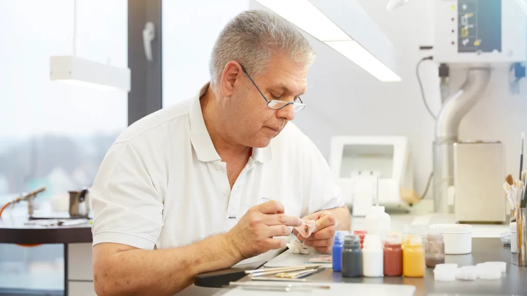 Professionelles Detail-Foto aus dem Labor zur Visualisierung des hochspezialisierten, medizinischen Handwerks.