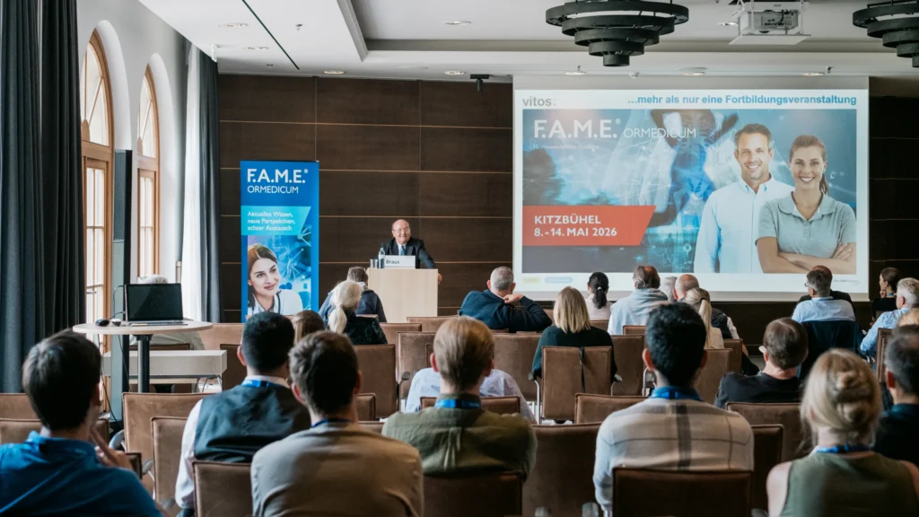 Fotoaufnahme einer Vortragssituation auf dem Healthcare-Kongress Ormedicum, den Schlösser & Co. als Social Media Agentur live begleitet.