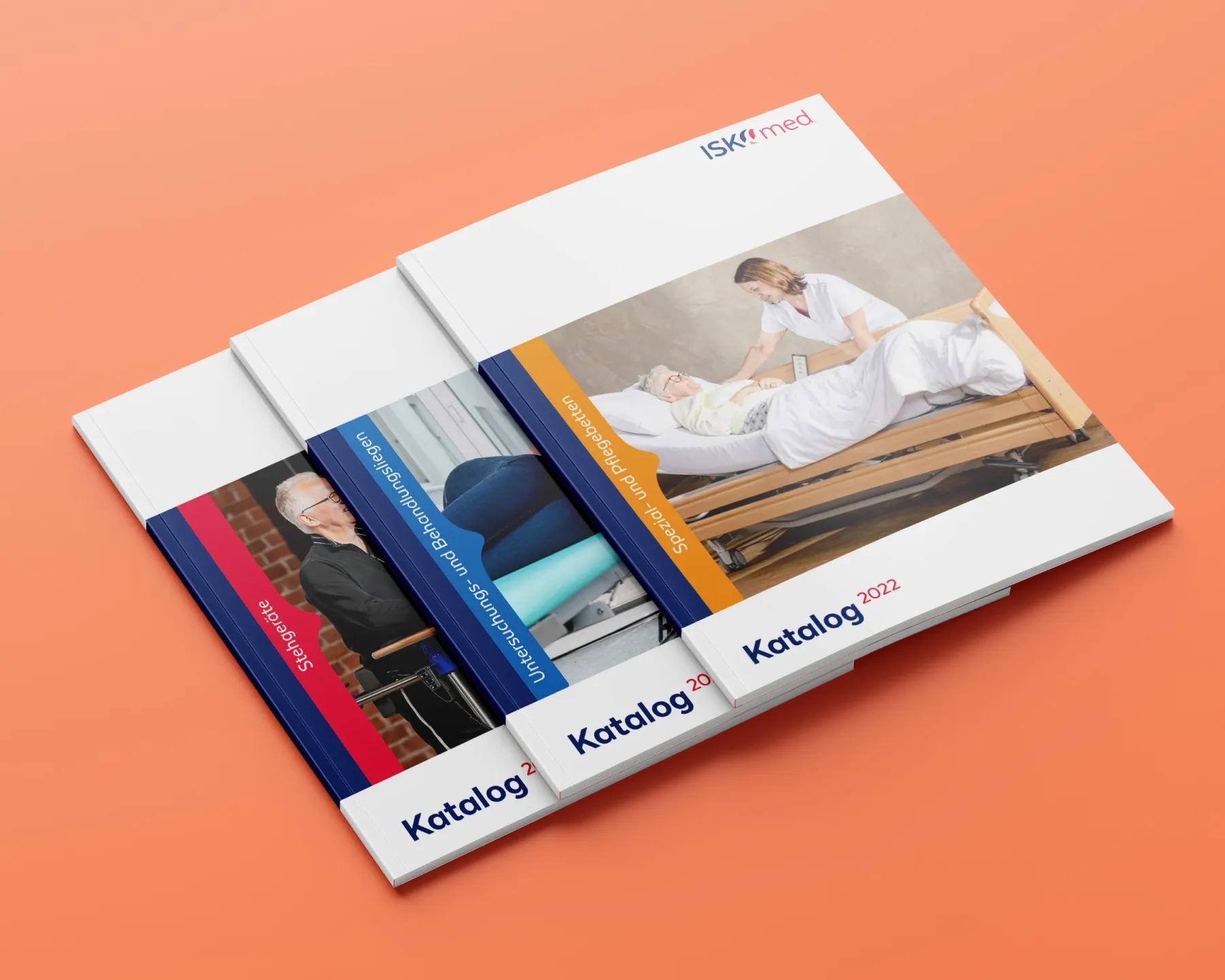 Darstellung der Cover der Katalogserie von ISKOmed, einem Hersteller von Pflegebedarf. Im Vordergrund der Katalog für Pflegebetten.
