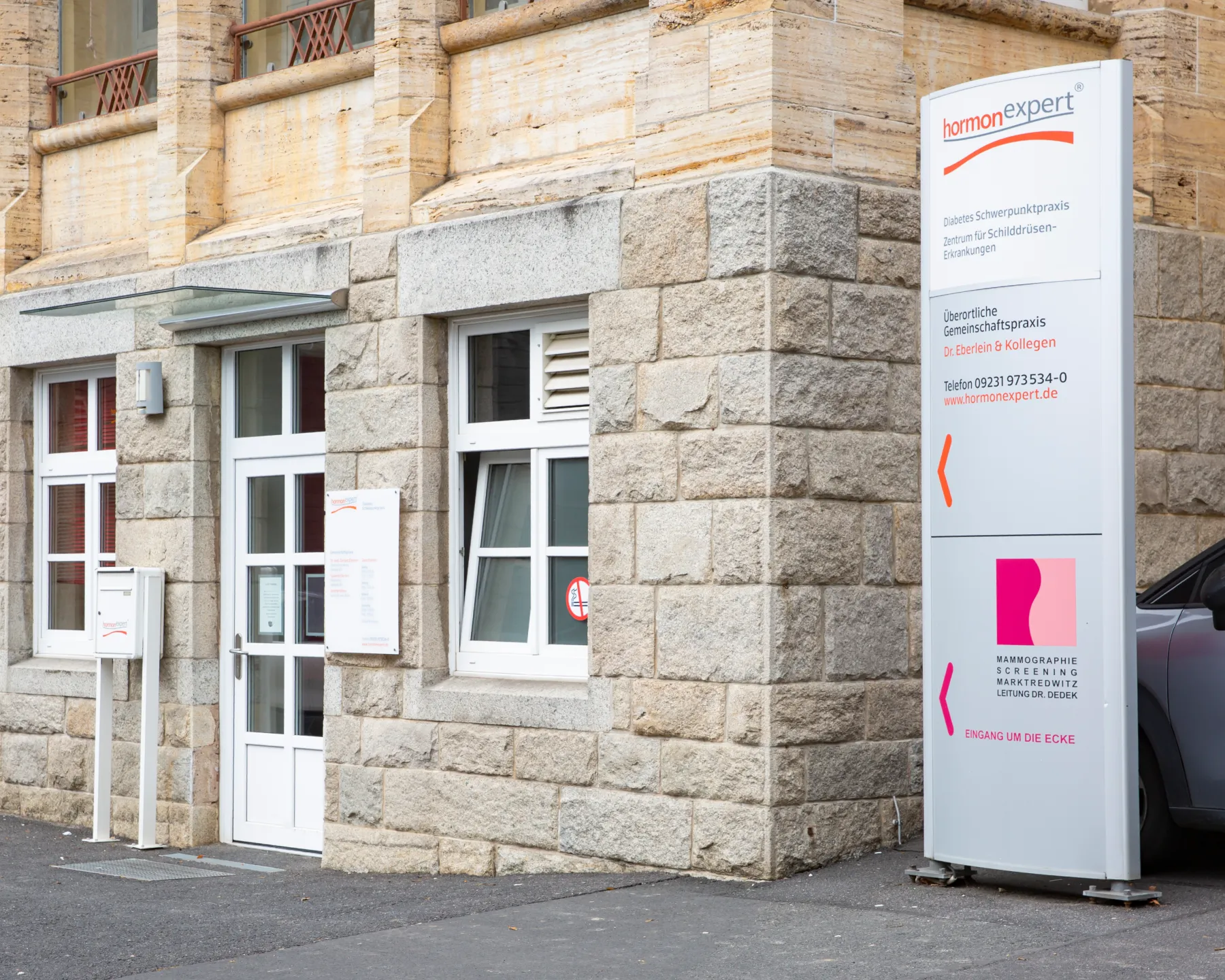 Außenbeschilderung und Wegeleitsystem am Praxis-Eingang von Hormonexpert.