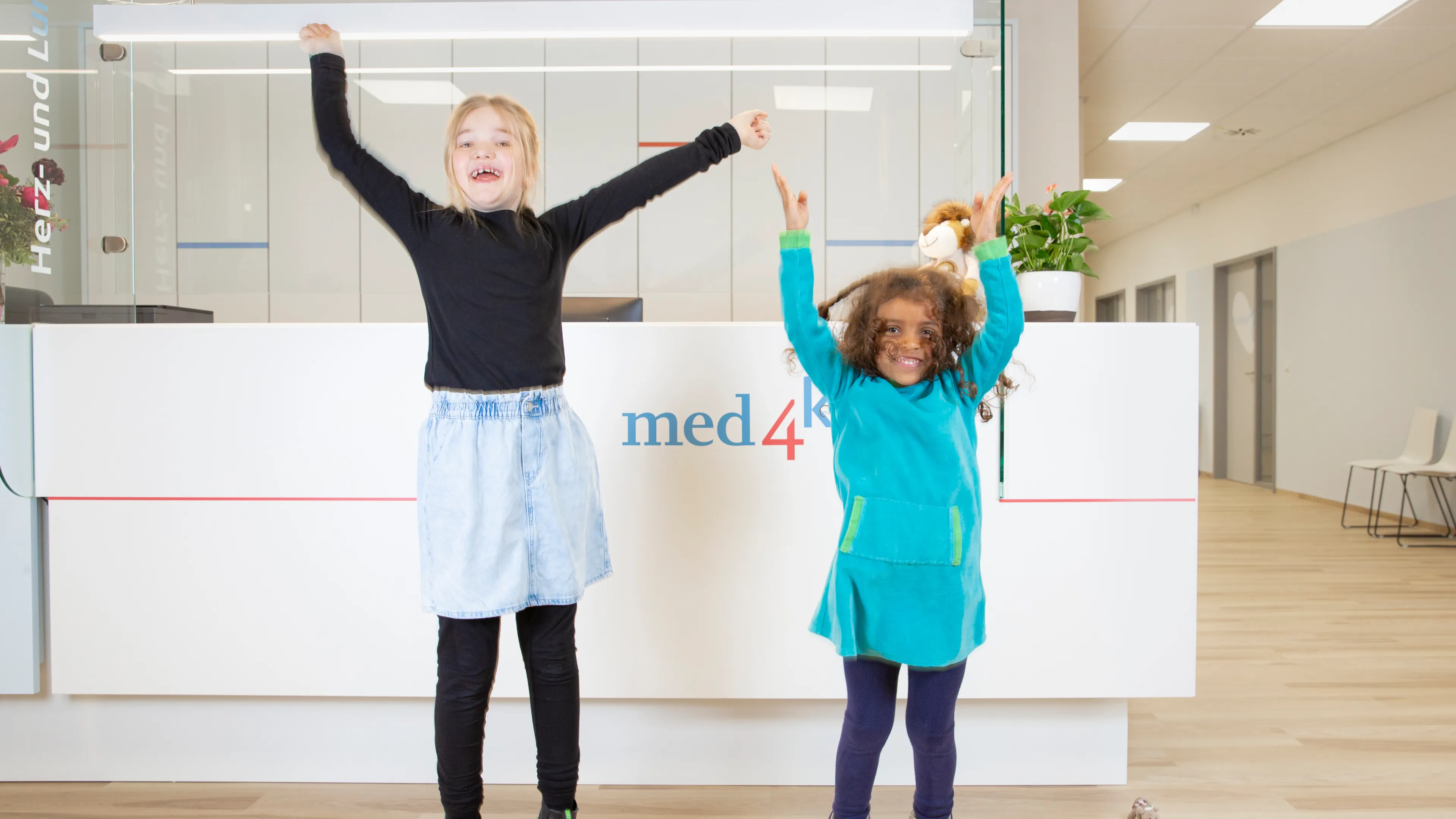 Authentisches Agentur-Fotoshooting für med4kidz mit lachenden Kindern und Jugendlichen auf Augenhöhe.