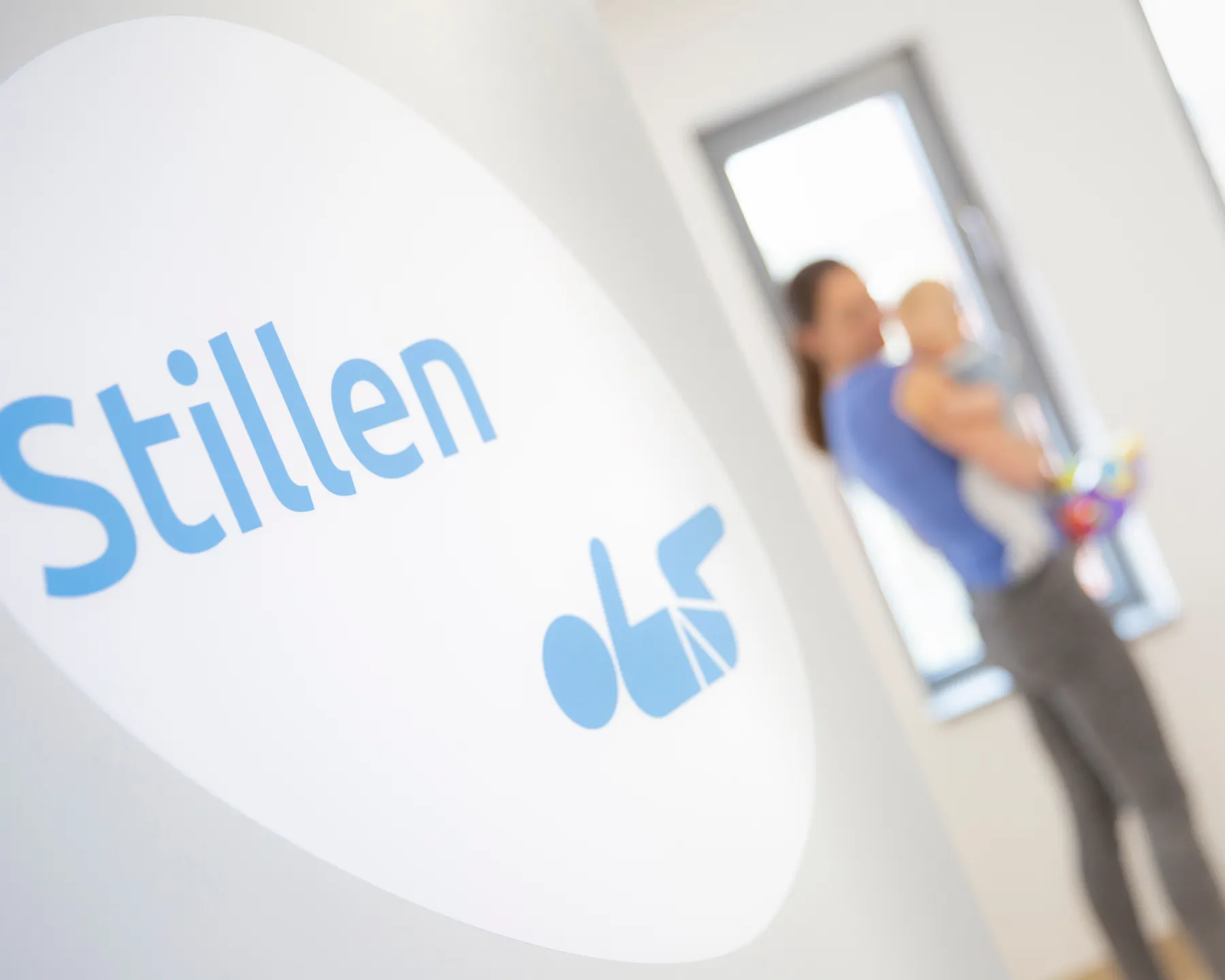 Teil des Patientenleitsystems: Puristische und klare Türbeschriftung für das Stillzimmer bei med4kidz.