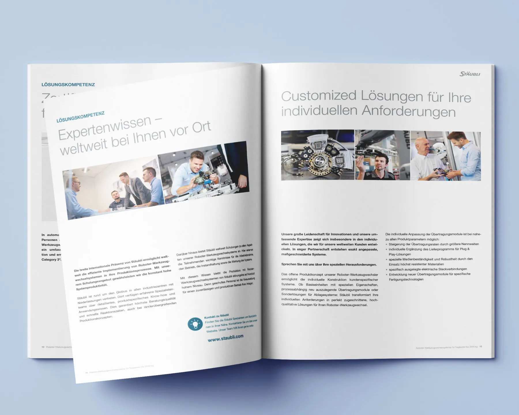 Aufgeschlagene Produktbroschüre mit Informationen und Anwendungsbeispielen zu Roboterwechselsystemen.