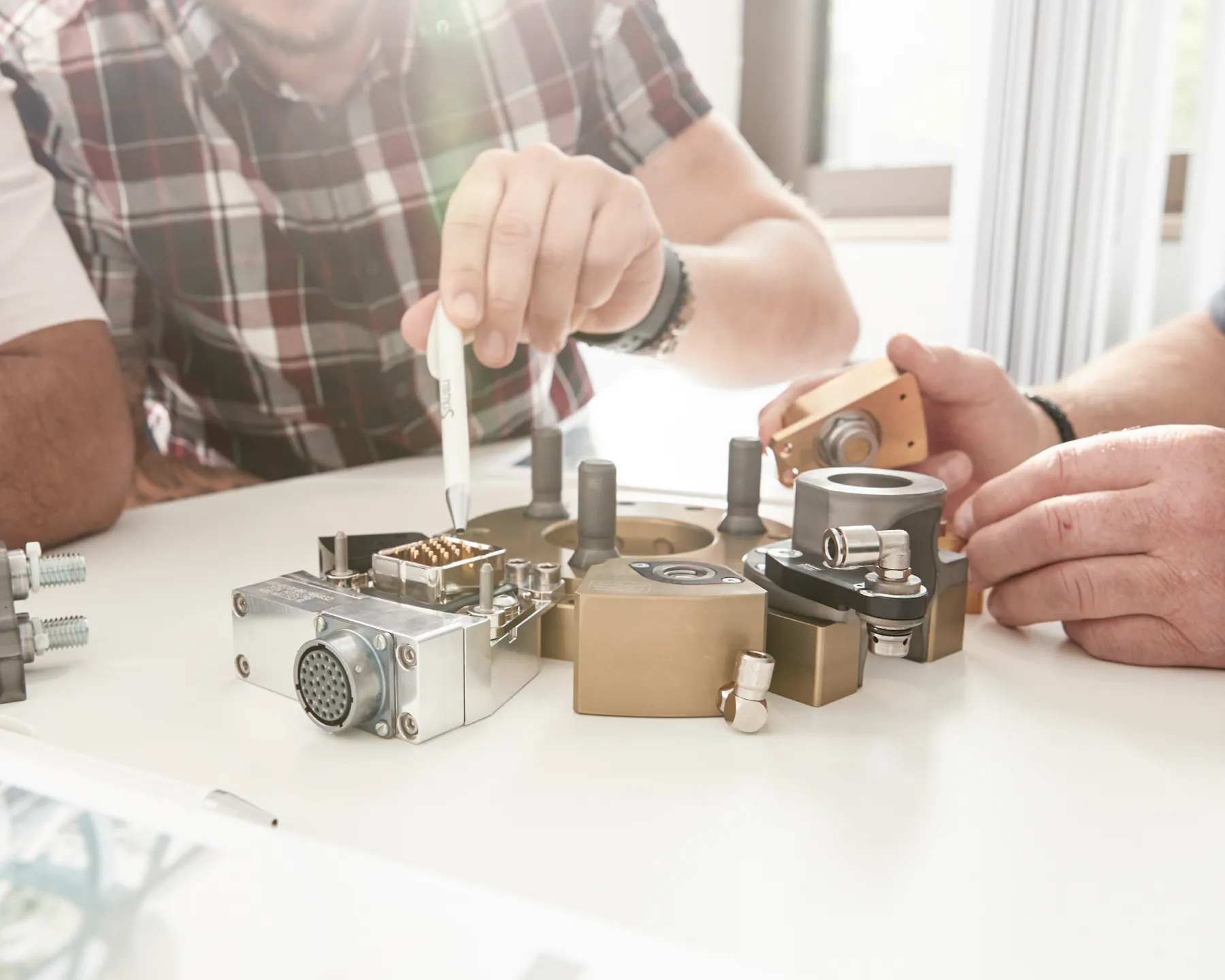 Hände bei der manuellen Konfiguration eines modularen Roboter-Werkzeugwechselsystems.
